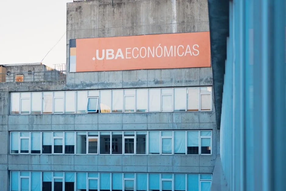 Imagen que muestra a un director financiero analizando un balance mensual, detectando señales de insolvencia antes de iniciar un concurso de acreedores, dirigida a profesionales de finanzas y contabilidad.