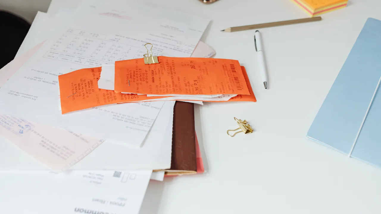 Tickets y justificantes de gasto extendidos sobre una mesa