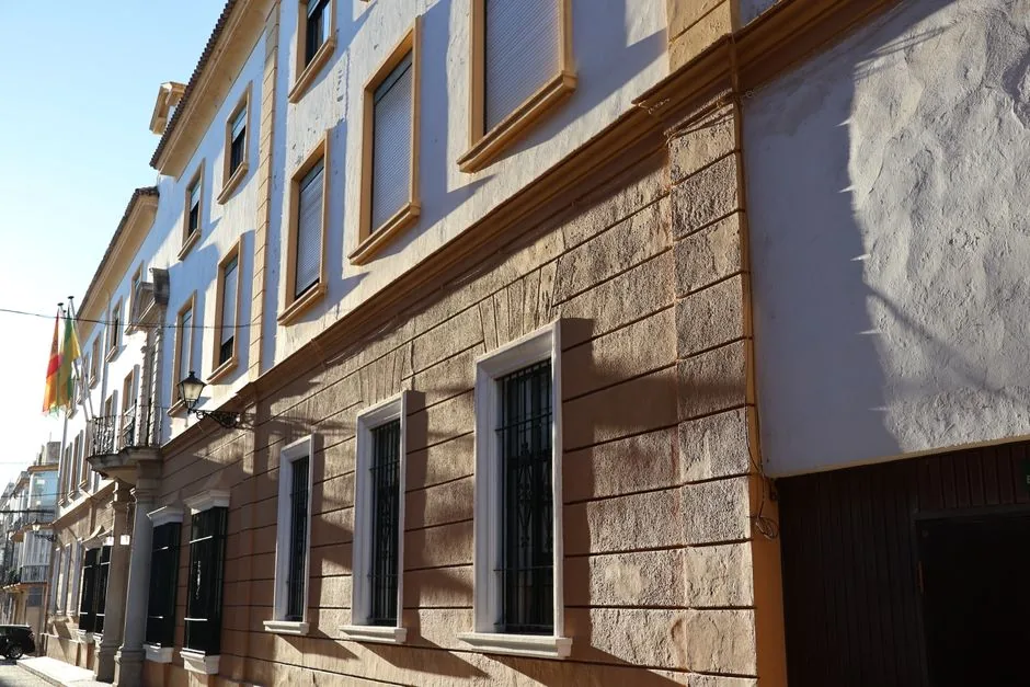 Ejecutivo español negocia decreto de vivienda que impacta la fiscalidad de alquileres y pisos turísticos, generando incertidumbre para empresas