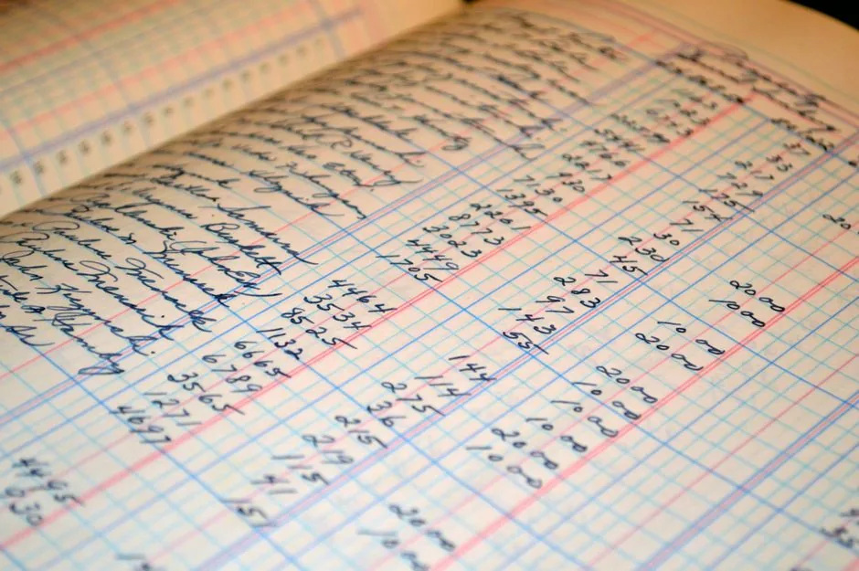 Empresario revisando libro mayor digital para asegurar trazabilidad de asientos contables ante inspección fiscal