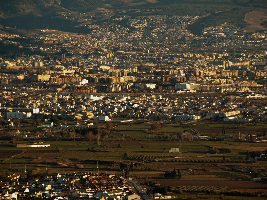 Imagen que muestra a un gestor financiero revisando documentos de avales ICO y la normativa de IVA en alquiler turístico para la vivienda social